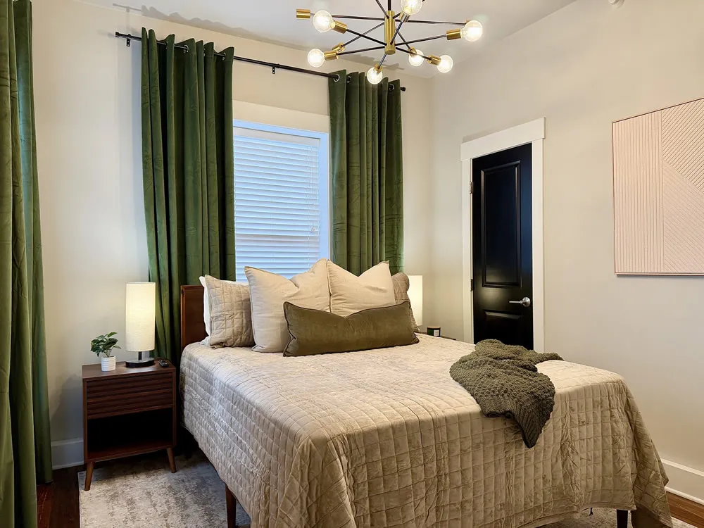 Urban Nest Midtown 1005 1005 01 airbnb bedroom 1
