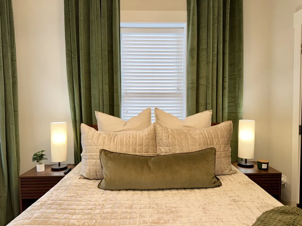 Urban Nest Midtown 1005 1005 01 airbnb bedroom 2