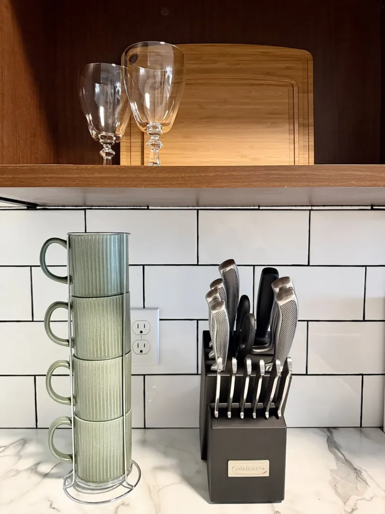 Urban Nest Midtown 1005 1005 01 airbnb kitchen (2)