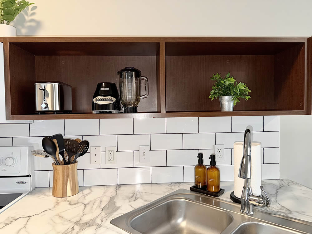 Urban Nest Midtown 1005 1005 01 airbnb kitchen (4)